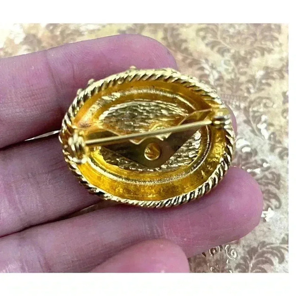 Oval Green Jade Pebble Chip Inlay Mosaic Ornate Gold Tone Brooch 1.5" - Picture 7 of 8